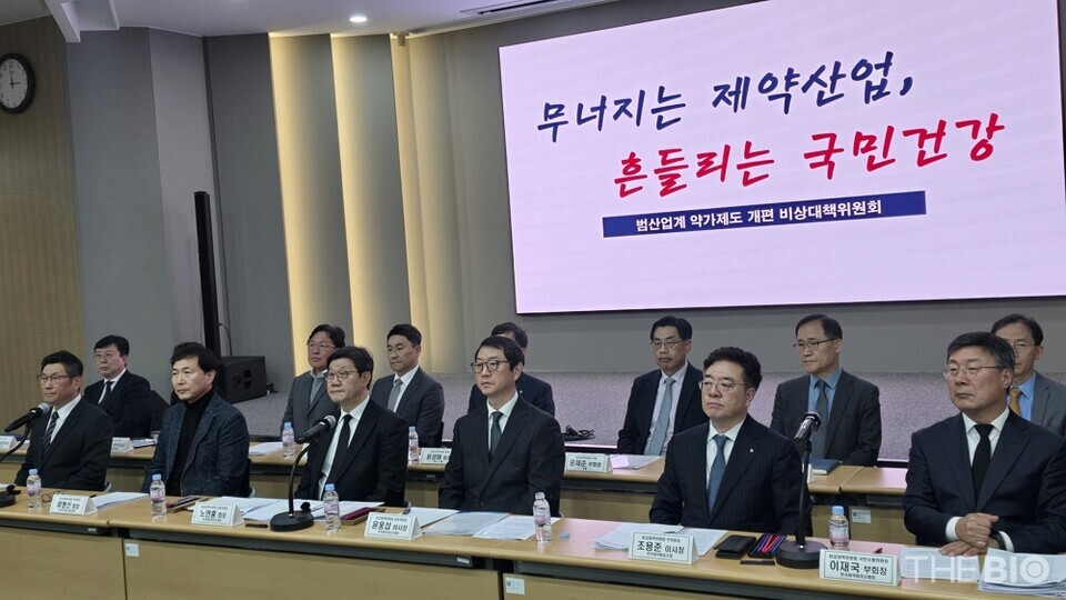 22日午後、大韓オンラインカジノ必勝 法バイオ技術協会4階大講堂で開かれた「医薬品・バイオ産業発展のための薬価制度再編緊急対策委員会（以下、緊急委員会という）」の緊急記者会見で、緊急委員会の委員らが質問に答えている。 (写真：チ・ヨンジュン記者)