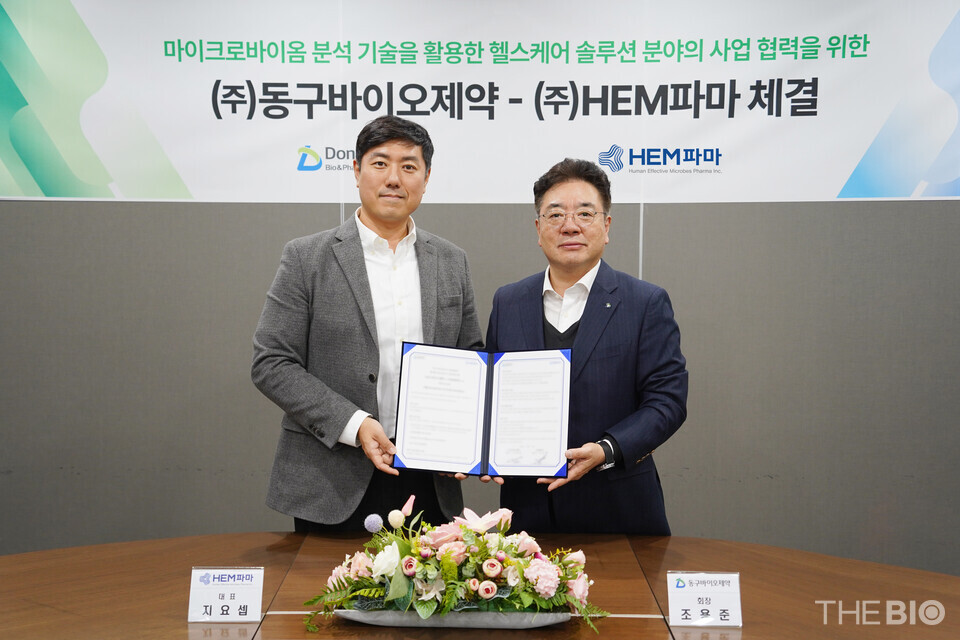 (写真は左から)覚書締結後、オンラインカジノ出 金ファーマのジョセフCEOと東九バイオファーマのチョ・ヨンジュン会長が記念写真を撮っている。 (出典: オンラインカジノ出 金 ファーマ)