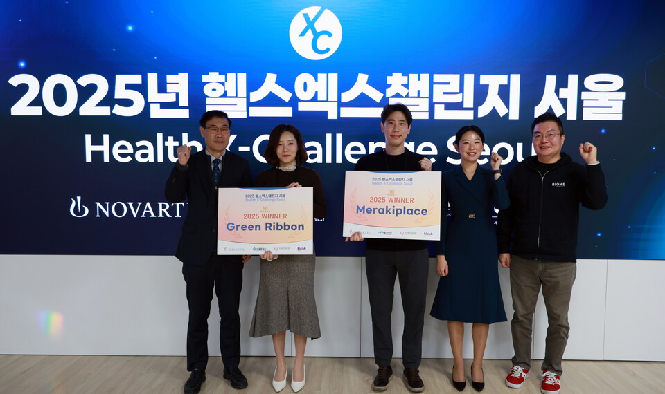 (写真左から)ソウル市ハイテク産業本部長のチョン・ハンソプ氏、グリーンリボンCEOのキム・ギュリ氏、メラキ・プレイス共同CEOソン・ウンレ氏、おすすめ オンラインカジノ・コリア取締役ペク・ダソム氏、常務取締役キム・ウォンピル氏が第6回HealthXチャレンジへの選出記念写真を撮っている。 (出典:おすすめ オンラインカジノコリア)