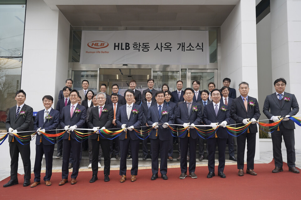 23日に開かれた「オンラインカジノスマホ鶴東本部」の開所式で、チン・ヤンゴンオンラインカジノスマホグループ会長(写真左から5人目)らグループ幹部らが記念写真を撮っている。  (出典:オンラインカジノスマホ)