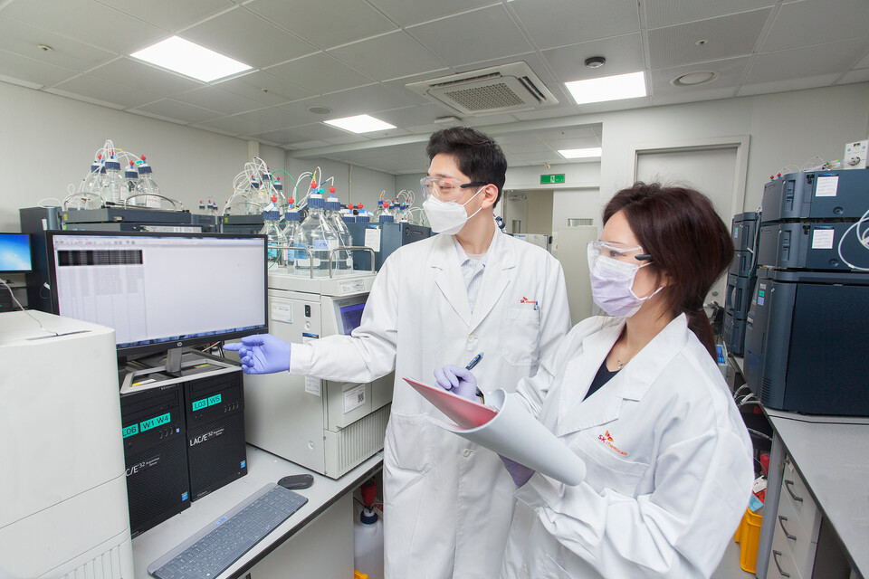 SK케미칼 연구진이 오픈 이노베이션을 통해 도출한 바카라 사이트 연구를 하고 있다. (출처 : SK케미칼)