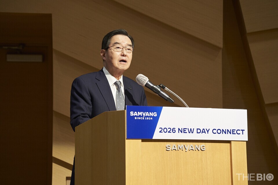 김윤 삼양홀딩스 로투스 바카라이 지난 2일 판교 디스커버리센터에서 열린 ‘2026년 삼양 뉴 데이 커넥트’에서 임직원들에게 신년 메시지를 전하고 있다. (출처 : 삼양그룹)