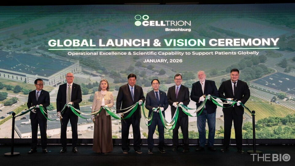 (From the left) Kee Woo-sung, Vice Chairman of 라이트닝 바카라 사이트, Todd Winge, CEO of 라이트닝 바카라 사이트 Branchburg, Kyung-ok Park, Senior Vice Chairwoman of 라이트닝 바카라 사이트 Holdings, Seo Jung-jin, Chairman of 라이트닝 바카라 사이트 Group, U.S. Senator Andy Kim of New Jersey, U.S. Representative Thomas Kean Jr. of New Jersey, Mayor Thomas Young of Branchburg Township, and Seo Jin-seok Seo, Head of 라이트닝 바카라 사이트 North America (Source: 라이트닝 바카라 사이트)