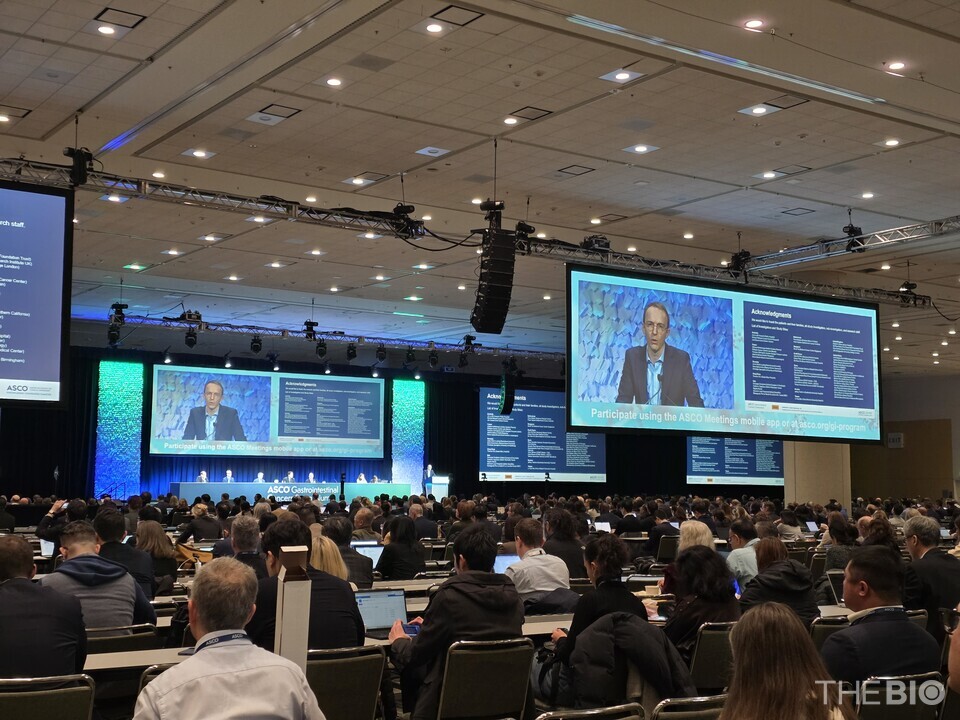 바카라사이트 온카판 유럽 임상 주도의(PI)인 앙투안 홀르벡(Antoine Hollebecque) 프랑스 구스타브 루시 암센터 교수가 ‘미국임상종양학회 소화기암 심포지엄’의 구두 초록 발표 세션에서 발표를 하고 있다. (출처 : HLB)