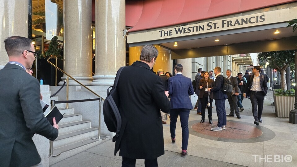 ‘2026 바카라 커뮤니티모건 헬스케어 콘퍼런스’가 열리는 미국 샌프란시스코 웨스틴 세인트 프란시스 호텔 입구 (사진 : 지용준 기자)