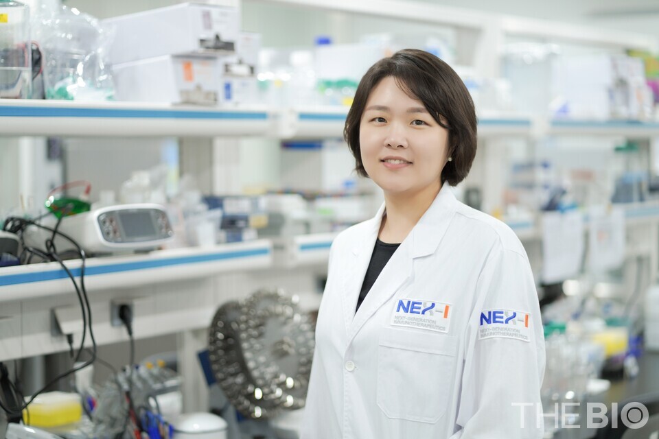 바카라 토토 사이트 CEO Yoon Kyoung-wan poses in the laboratory. (Source: 바카라 토토 사이트)