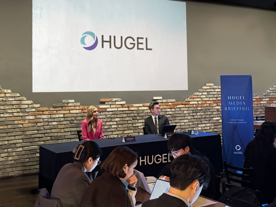 (From the left) Carrie Strom, Global CEO of 온라인 바카라사이트, and Daniel Chang, CEO, hold a press conference and respond to questions at the '2026 JP Morgan Healthcare Conference,' held in San Francisco, USA, on January 14 (local time). (Source: Hugel)
