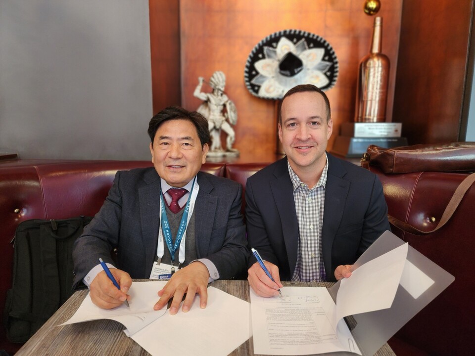 (사진 왼쪽부터) 백영옥 바카라사이트 검증 대표와 조나단 로벨 미국 팝바이오텍 대표가 파킨슨병 백신 개발을 위한 업무협약을 체결한 뒤 기념 촬영을 하고 있다. (출처 : 바카라사이트 검증)