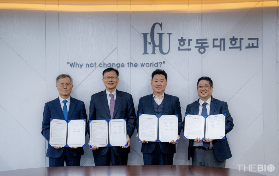 (사진 왼쪽부터) 배영호 포항테크노파크 원장, 최도성 한동대 총장, 유동준 한국엔젤투자협회 부회장, 김호민 스파크랩파트너스 대표가 업무협약을 체결한 뒤 기념 촬여을 하고 있다. (출처 : 스파크랩파트너스)