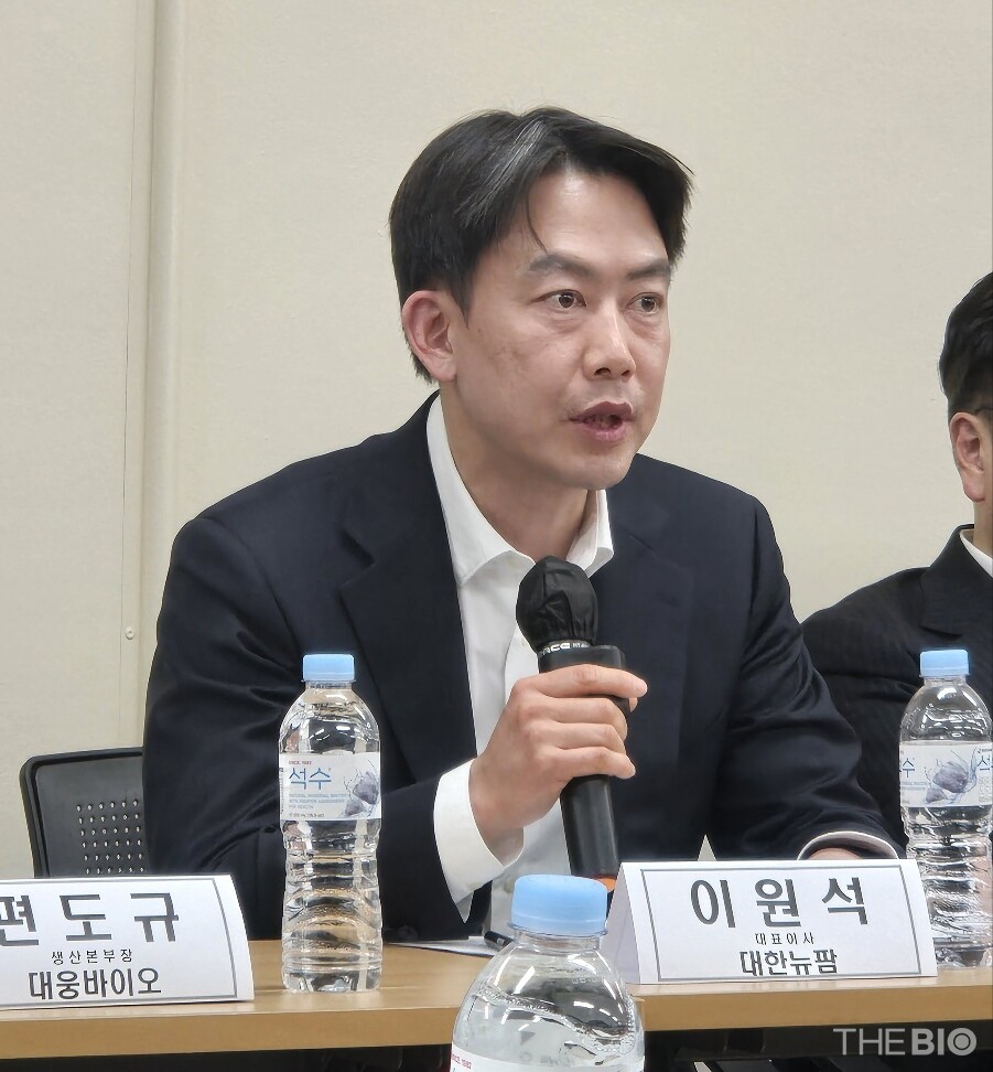 이원석 대한뉴팜 대표가 22일 오후 향남카지노 바카라공단 한국카지노 바카라협동조합 회의실에서 열린 약가제도 개편 비상대책위원회 노사 현장간담회에서 발언하고 있다. (사진 : 지용준 기자)