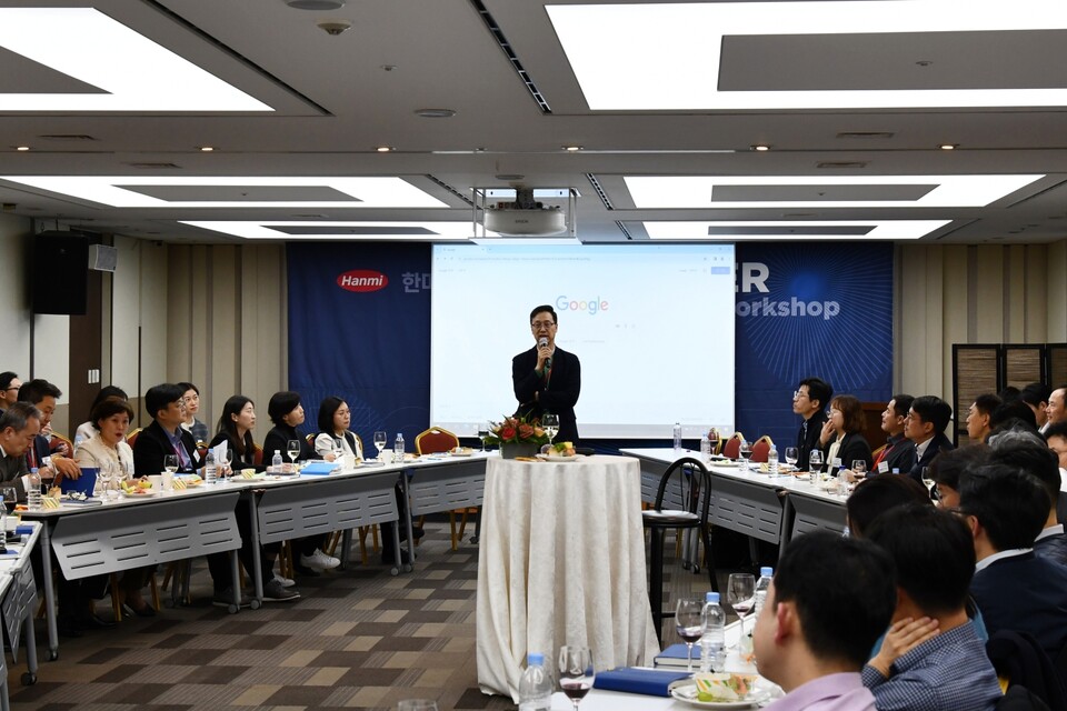 박재현(사진 가운데) 한미약품 무료 바카라 게임가 발언하고 있는 모습 (출처 : 한미약품)