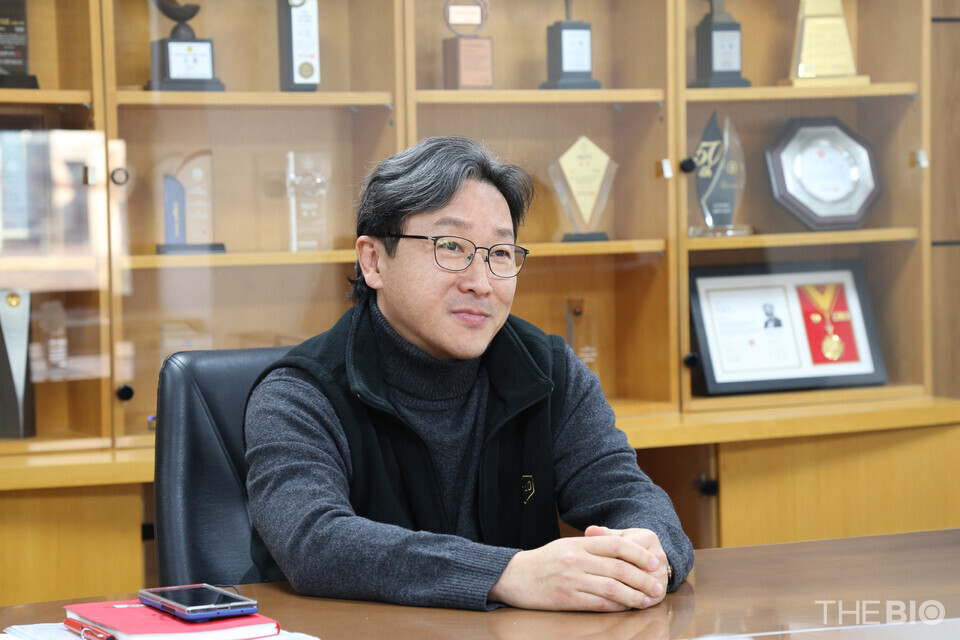 이재준 일동바카라 온라인 공동대표가 최근 더바이오와 인터뷰에서 ‘2026 JP모건 헬스케어 콘퍼런스’에서 거둔 사업개발(BD) 성과를 설명하고 있다. (사진 : 일동바카라 온라인)