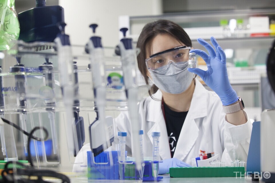 SK바카라 규칙오사이언스 연구원이 백신 개발을 위한 분석 실험을 진행 중이다. (출처 : SK바카라 규칙오사이언스)