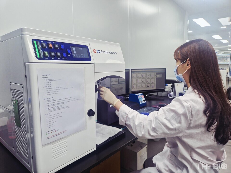 넥스아이 연구원이 유세포분석기(flow cytometer)를 사용해 분석을 진행하고 있다. (출처 : 넥스아이)