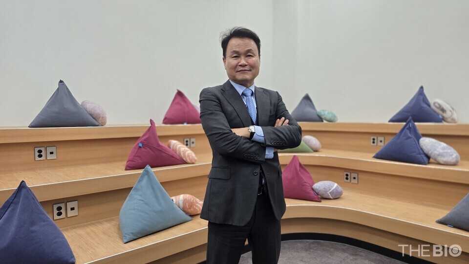 ゼニックス キュアの創設者であるムン ホンソン CEO が最近のインタビューでポーズをとっています。 (写真：カン・インヒョ記者)