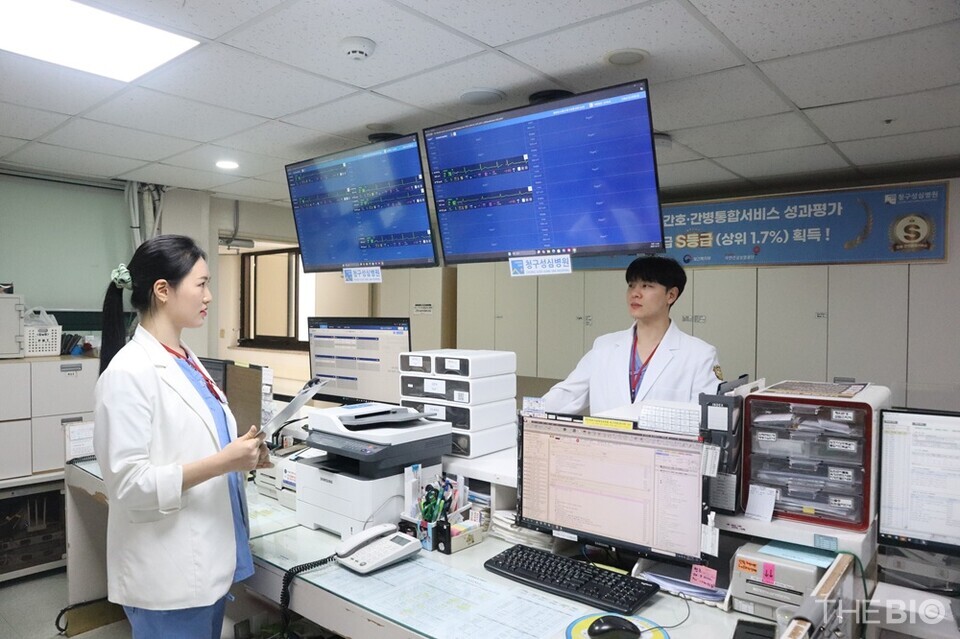 オンラインカジノ最新スタッフは、スマート病院ベッド監視システム「シンク」を使用して患者の状態を確認し、患者と会話しています。 (出典：オンラインカジノ最新薬)