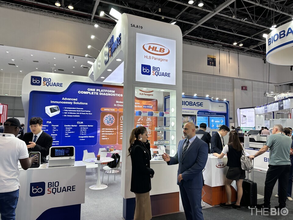 HLB파나진이 자회사 바카라사이트 캡틴스퀘어와 함께 ‘WHX 랩스 두바이 2026’에서 공동 부스를 운영하고 있는 가운데 방문객들이 상담을 하고 있다. (출처 : HLB파나진)