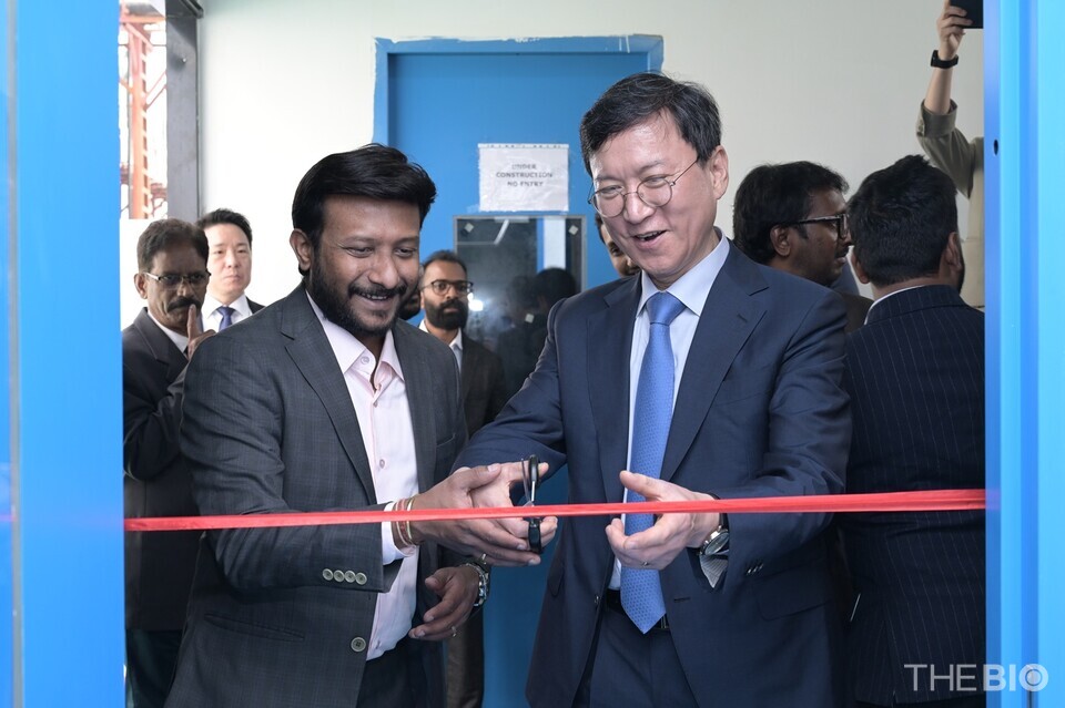 Huons Meditech held an inauguration ceremony for its local assembly production line on February 23 (local time) at Vasu 안전한 바카라사이트’s manufacturing facility in Hyderabad, India. Abhinay Bejgam, 안전한 바카라사이트 Director of Vasu 안전한 바카라사이트 (left), and Yoon Sung-tae, Chairman of Huons 안전한 바카라사이트 (source : Huons 안전한 바카라사이트)