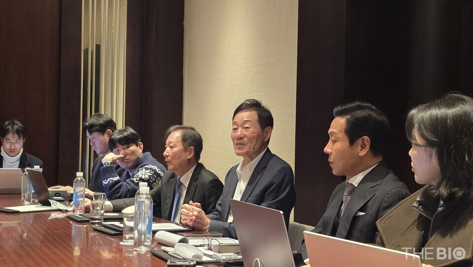 신동국(사진 오른쪽에서 세 번째) 한양정밀 카지노사이트 바카라사이트이 24일 오후 그랜드 하얏트 서울에서 기자간담회를 열고 발언하고 있다. (사진 : 지용준 기자)